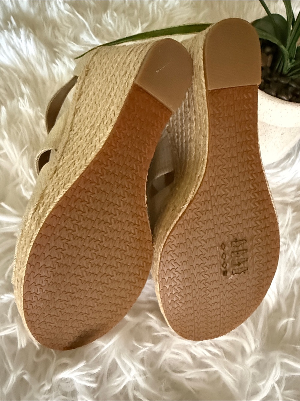 Michael Kors Metallic Linen
Damita Wedge - Picture 7 of 7